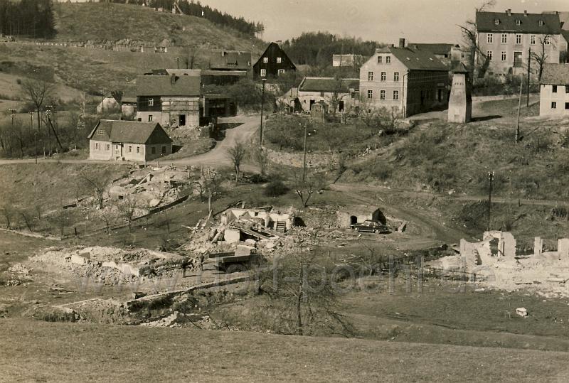 003 (36).jpg - Abriss des Dorfes, gesehen von der Strasse nach Möschwitz, Gebäude rechts oben ist die Schule, links oben sieht man schon den Verlauf der Strasse über die Sperrmauer